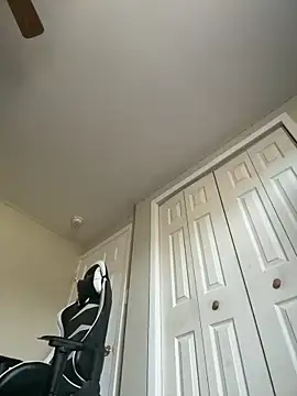 QueenNuttCollector Show in webcam