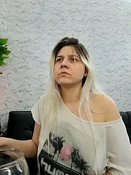 ScarletCallings_420 Adlı Modelin Canlı XXX Sohbeti