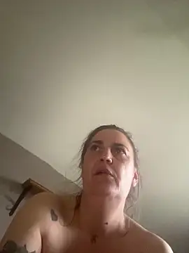 tttttyta: διαδικτυακό σόου στην κάμερα