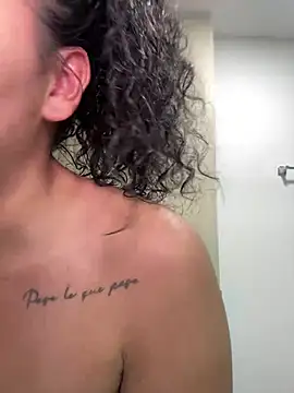 Curlyierr Adlı Modelin Canlı XXX Sohbeti