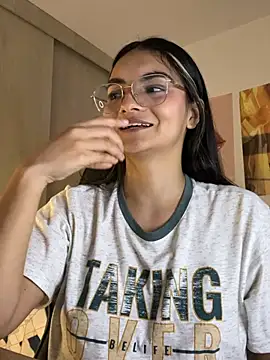 Cat2525: διαδικτυακό σόου στην κάμερα