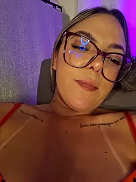 LiviaTavares_123 élő XXX-chatje