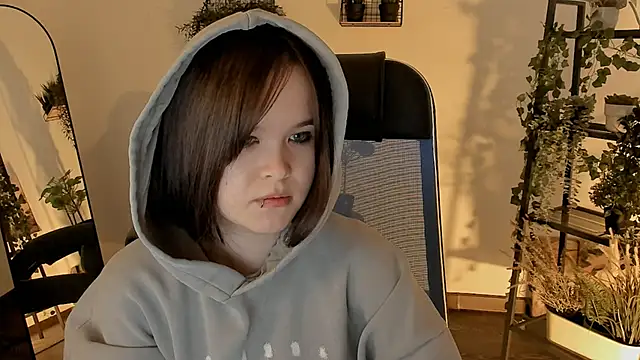 Elainebeness élő XXX-chatje