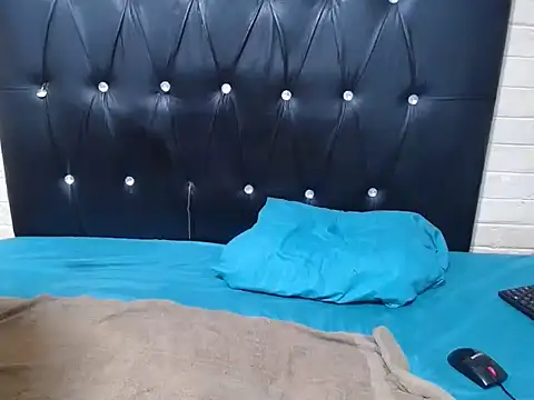 InnocentSlutXx's Live XXX Chat