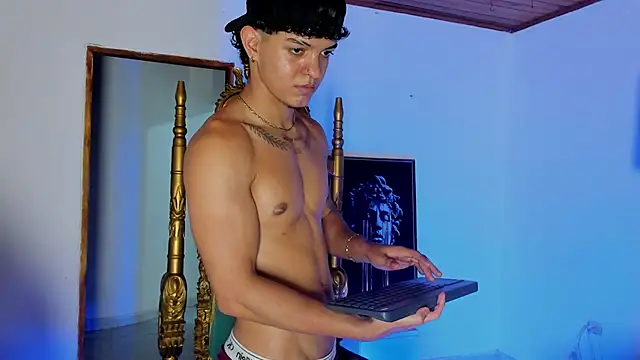 Noah_brown_2 Show in webcam