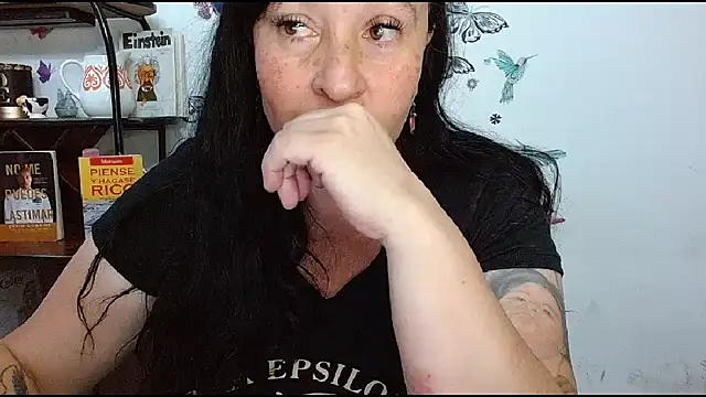 LauraMallioni Chat XXX live