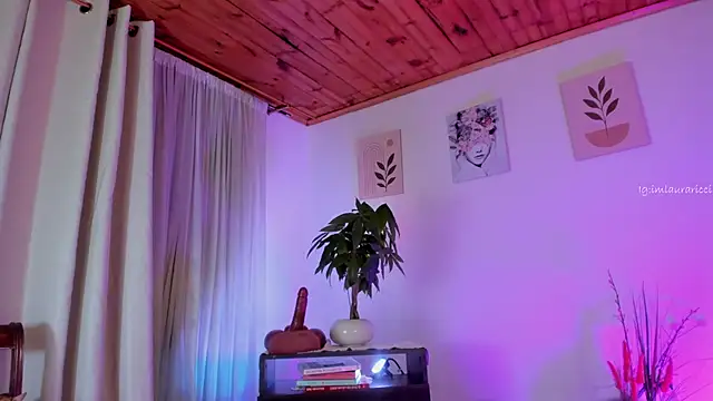 Lauraricci__'s Live XXX Chat