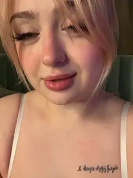 KellyMoors 即時 XXX 聊天