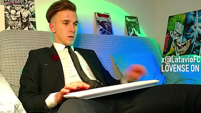 Midnighter_ Show in webcam