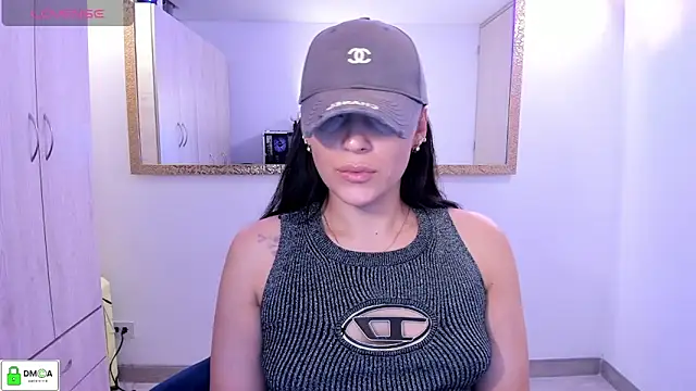 Show modela EricaVanderhill na web-kameri