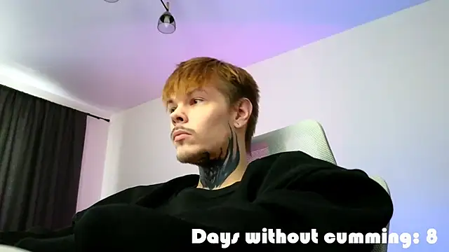 DENIS_HERE: διαδικτυακό σόου στην κάμερα