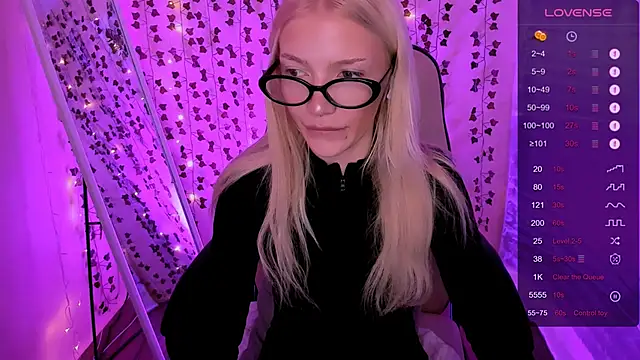 Show modela AnyaTaylor_ na web-kameri