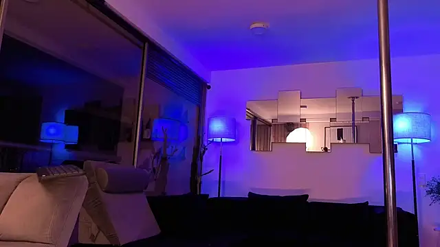 mandi4pole_ élő XXX-chatje