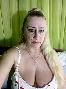 Esenia505 Adlı Modelin Canlı XXX Sohbeti