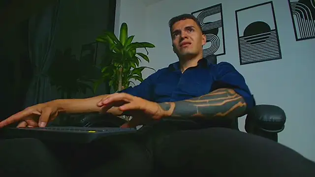 ALPHA_DOMINUS_: διαδικτυακό σόου στην κάμερα