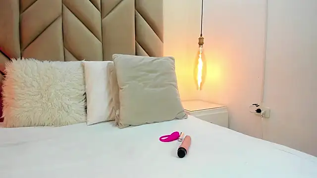 SabrinaVantress' Live XXX Chat