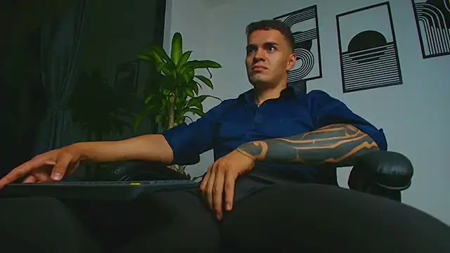 ALPHA_DOMINUS_: διαδικτυακό σόου στην κάμερα