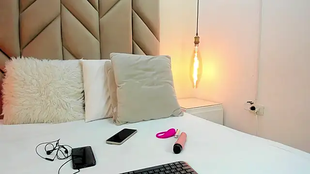 SabrinaVantress' Live XXX Chat