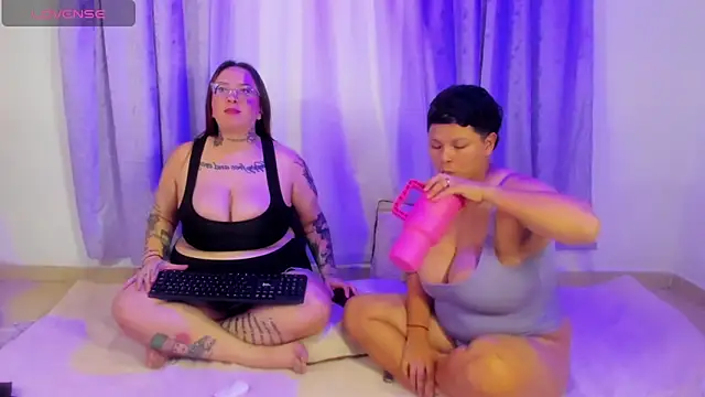 XXX chat uživo modela MiaYMolly