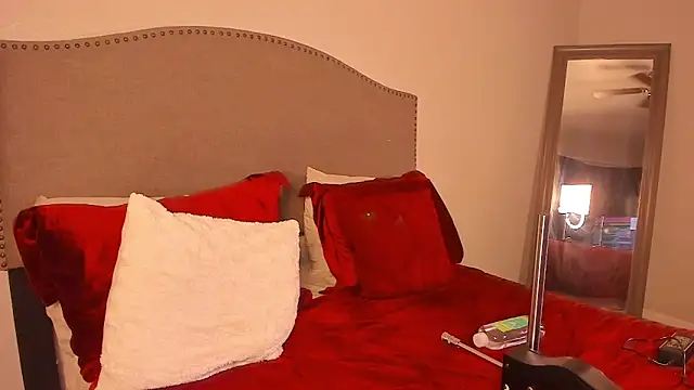 yiauana: διαδικτυακό σόου στην κάμερα