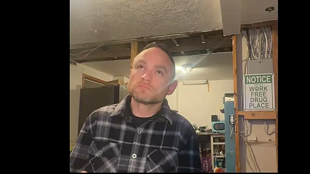 famous1tad: διαδικτυακό σόου στην κάμερα