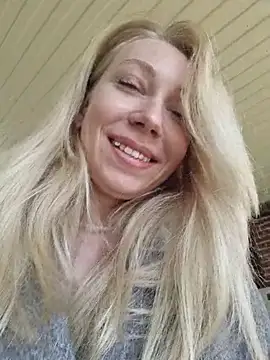 Show modela DriveThruMila na web-kameri