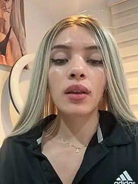 romanovanita Adlı Modelin Canlı XXX Sohbeti