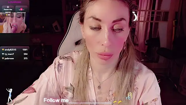 AnnieGOld_ Chat XXX in diretta