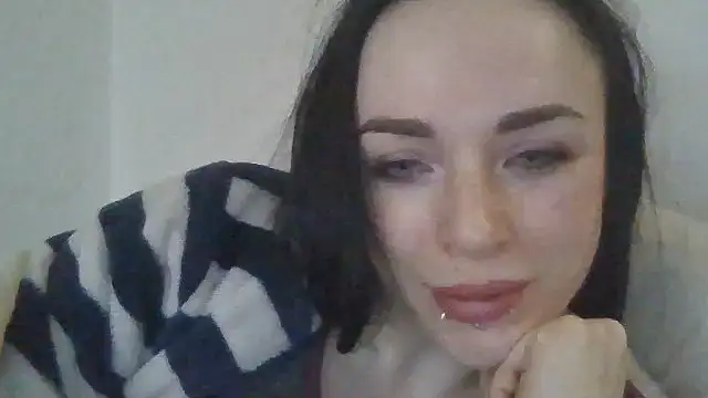 Trinsy_Love Adlı Modelin Canlı XXX Sohbeti