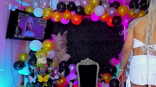 Queens_Wonders_Blondersn Webbikameraesitys