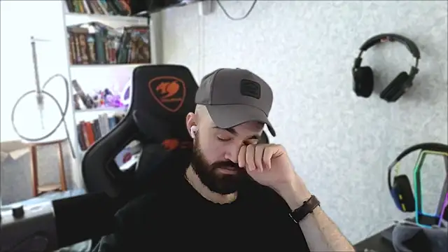 _Mostly_ Pertunjukan Webcam