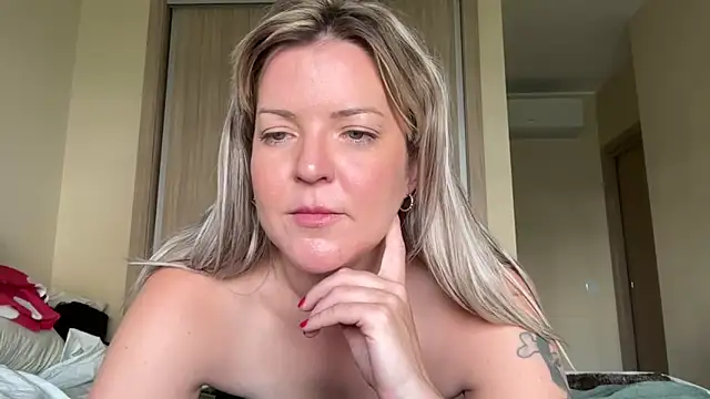 naughtyhollyxxxx webcam show