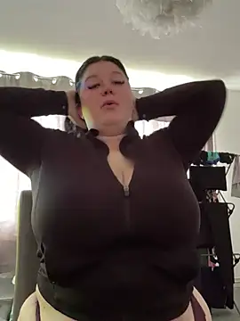 Pokazy przed kamerką – Curvybrunette1998