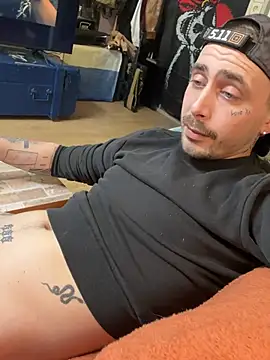 Piratee666: διαδικτυακό σόου στην κάμερα