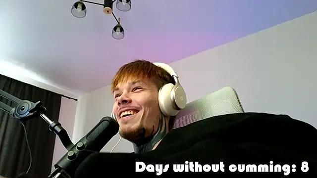 DENIS_HERE: διαδικτυακό σόου στην κάμερα