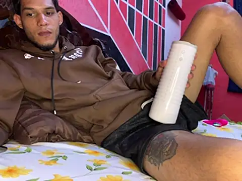 Pokazy przed kamerką – tanned_boy