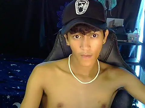 hugekenbigcock Show in webcam