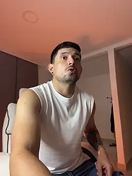 TroyeSavage – webcam-show