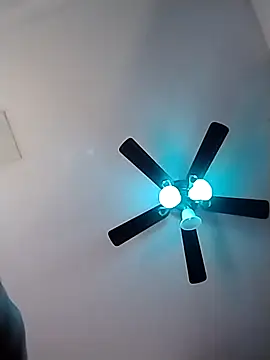 k1oudE: διαδικτυακό σόου στην κάμερα