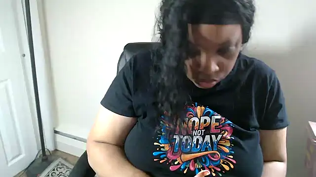 Chat +18 de Sexymona1218 ao vivo