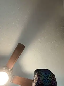 MadMaxxx84: διαδικτυακό σόου στην κάμερα