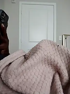 makeherfeelg: διαδικτυακό σόου στην κάμερα