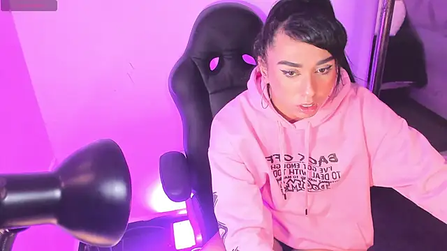 Daniiela_Ember: διαδικτυακό σόου στην κάμερα