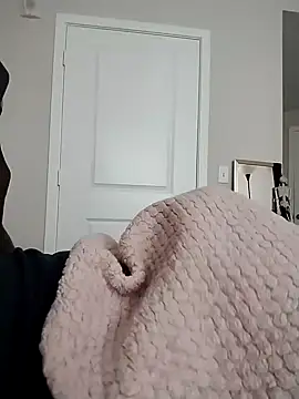 makeherfeelg: διαδικτυακό σόου στην κάμερα