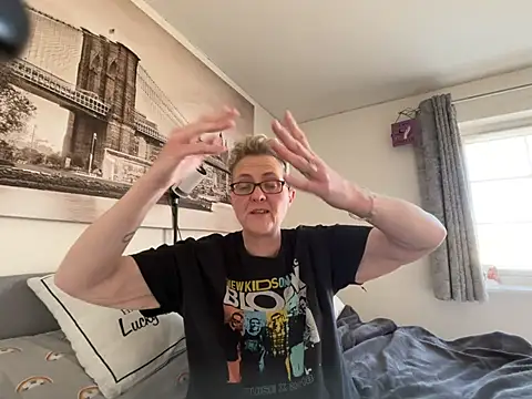 Curvy-Jinx's Webcam Show