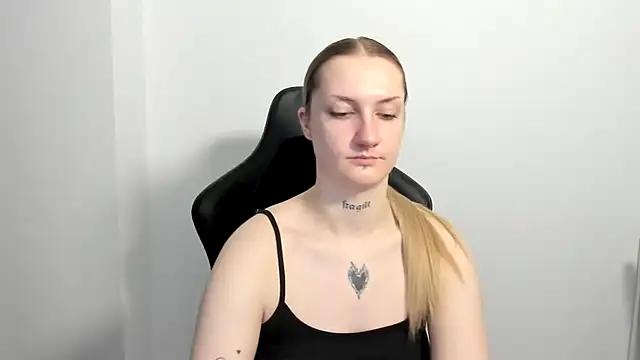 AlexaTease Adlı Modelin Canlı XXX Sohbeti