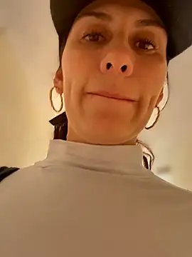 Alysson--: онлайн-секс-чат