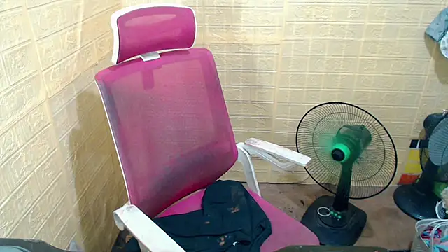 JuicyFoxCock élő XXX-chatje