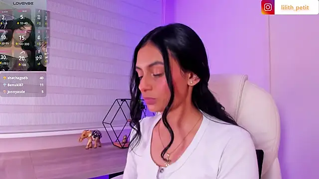 lilith_petit_ Chat XXX live