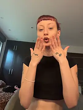 Pokazy przed kamerką – Naughty_Novaa